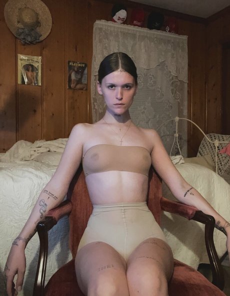Nacktes geleaktes OnlyFans-Foto von Ethel Cain