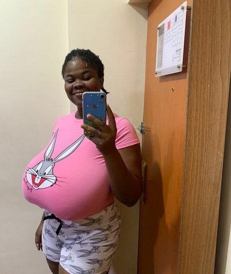Nacktes geleaktes OnlyFans-Foto von Chioma Lovv