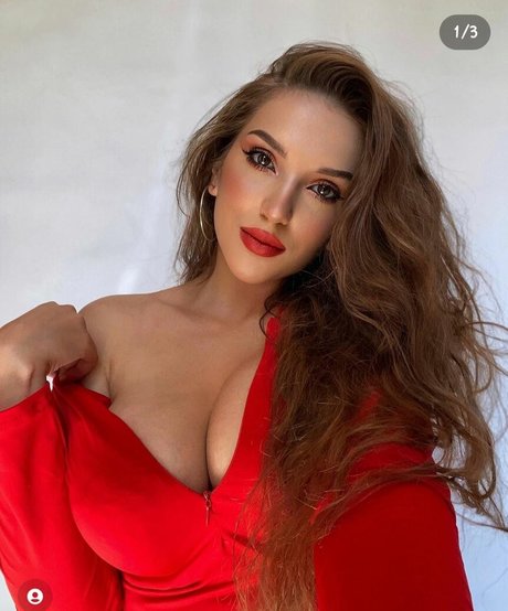 Anjelika R