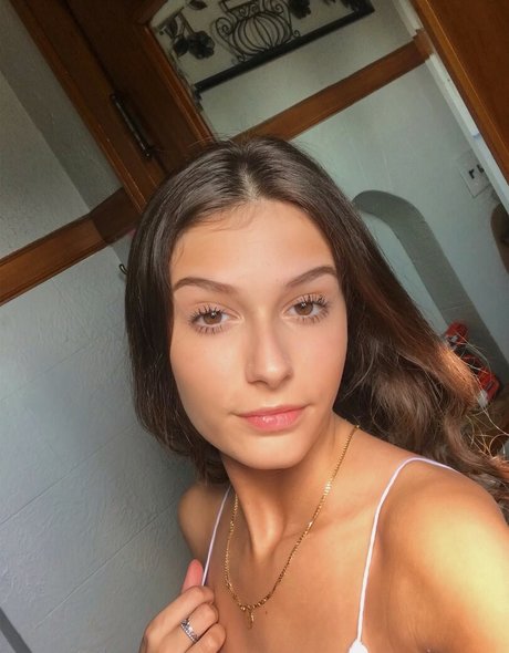 Nacktes geleaktes OnlyFans-Foto von Brunettestarbucksaddict