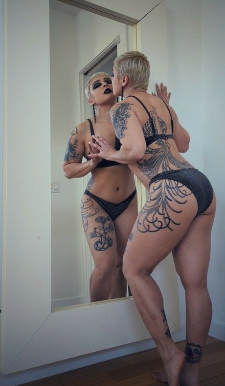 Nacktes geleaktes OnlyFans-Foto von Evelyn Vinyl