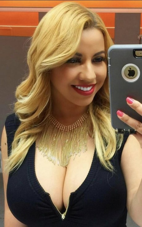 Nacktes geleaktes OnlyFans-Foto von Adriana Noriega