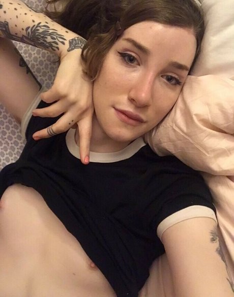 Nacktes geleaktes OnlyFans-Foto von Basilstrawberry