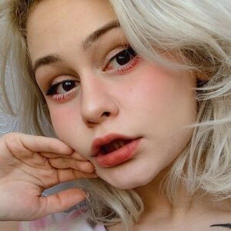 Nacktes geleaktes OnlyFans-Foto von Bambiweeb