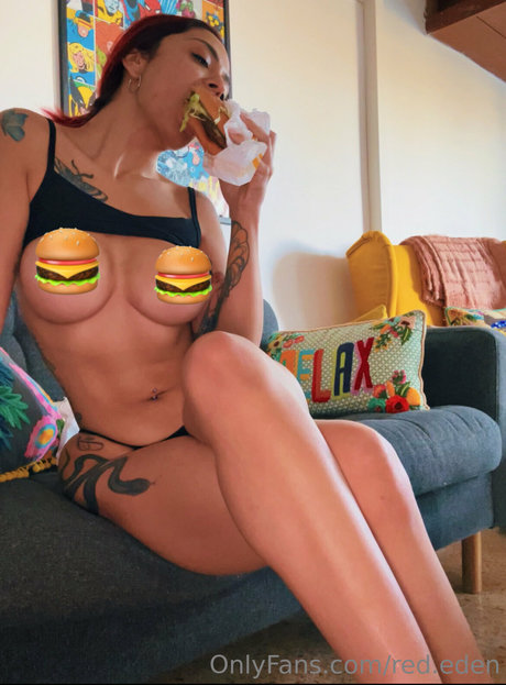Nacktes geleaktes OnlyFans-Foto von Queen Red