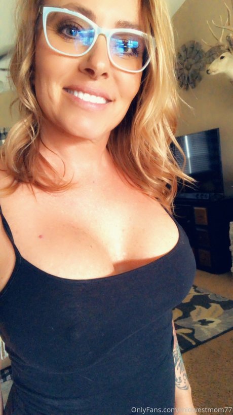 Nacktes geleaktes OnlyFans-Foto von Midwest Mom
