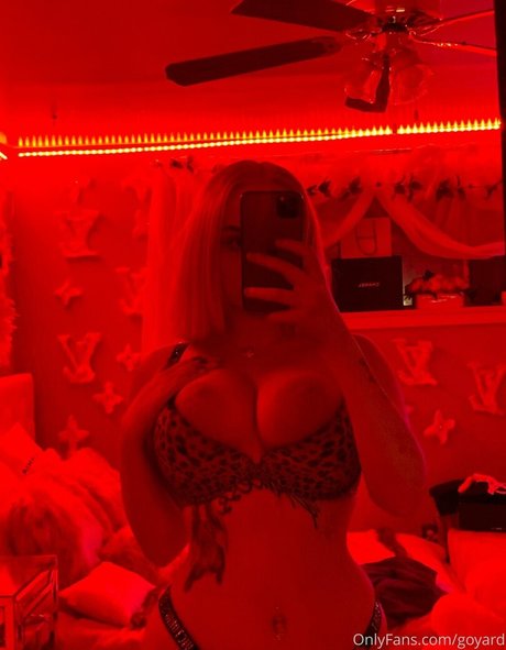 Nacktes geleaktes OnlyFans-Foto von Goyard Wallet