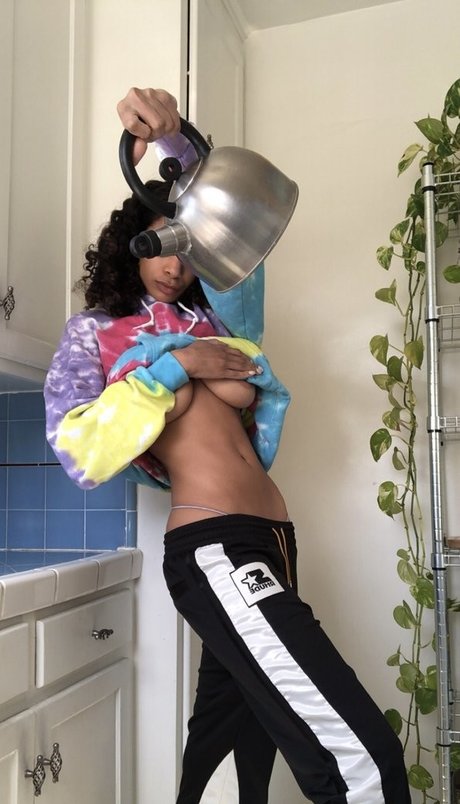 Nacktes geleaktes OnlyFans-Foto von Naki Kaching