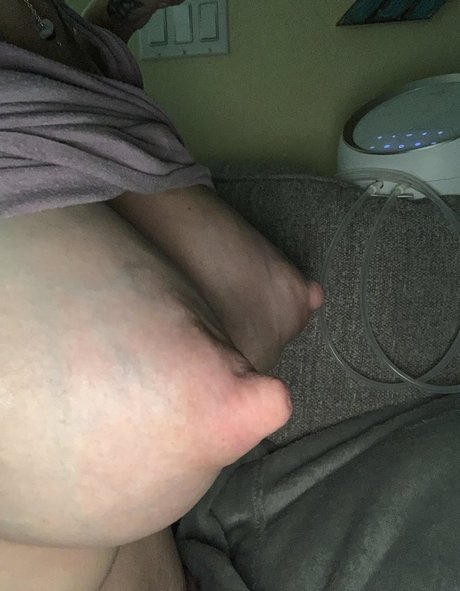Nacktes geleaktes OnlyFans-Foto von Milkmama