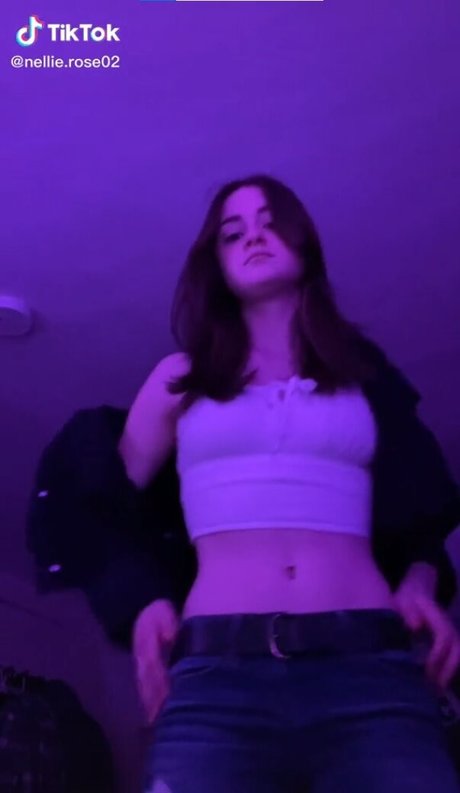 Nacktes geleaktes OnlyFans-Foto von Nellie Rose