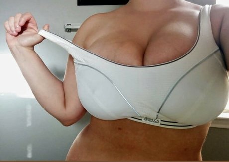 Nacktes geleaktes OnlyFans-Foto von Avery Millah