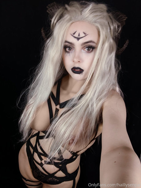 Nacktes geleaktes OnlyFans-Foto von Hailly Senpai