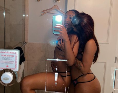 Nacktes geleaktes OnlyFans-Foto von Lola And Moni