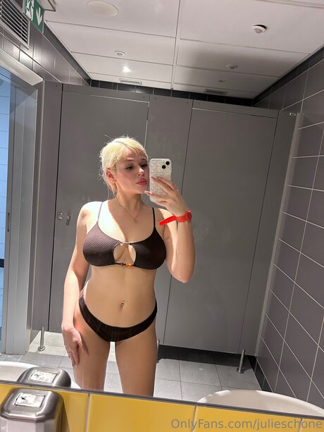 Nacktes geleaktes OnlyFans-Foto von Julieschone