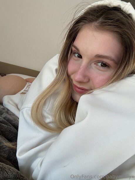 Nacktes geleaktes OnlyFans-Foto von Babyemilyx