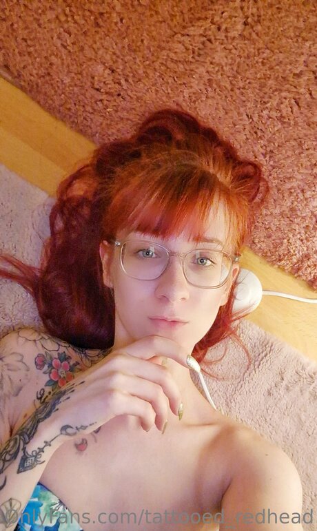 Nacktes geleaktes OnlyFans-Foto von Tattooed Redhead