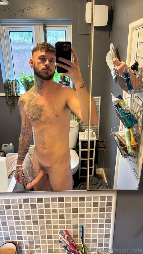 Nacktes geleaktes OnlyFans-Foto von Motor Hole
