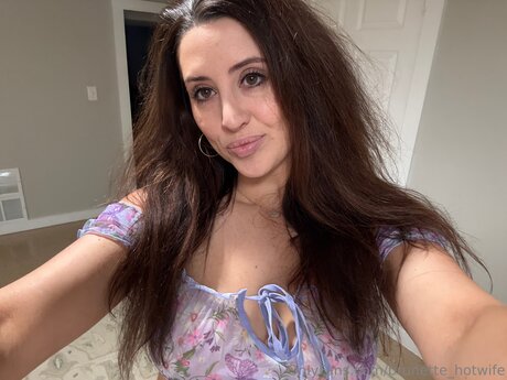 Brunette Hotwife