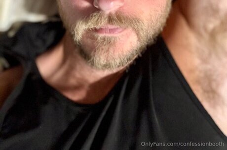 Nacktes geleaktes OnlyFans-Foto von Confessionbooth
