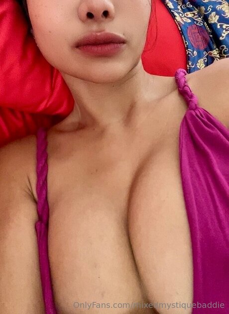 Nacktes geleaktes OnlyFans-Foto von Mixedmystiquebaddie