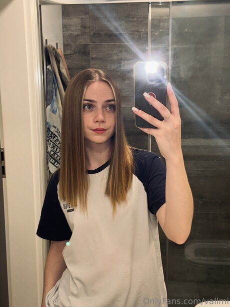 Nacktes geleaktes OnlyFans-Foto von Vallmi