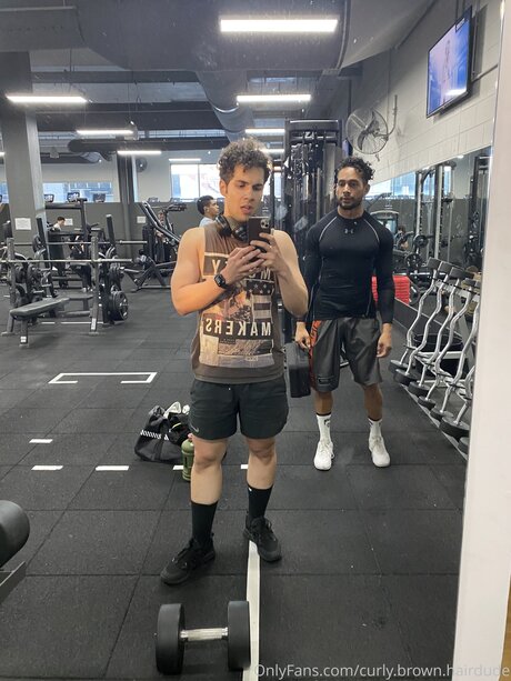Nacktes geleaktes OnlyFans-Foto von Curly Brown Hairdude