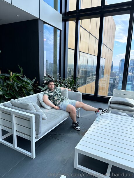 Nacktes geleaktes OnlyFans-Foto von Curly Brown Hairdude