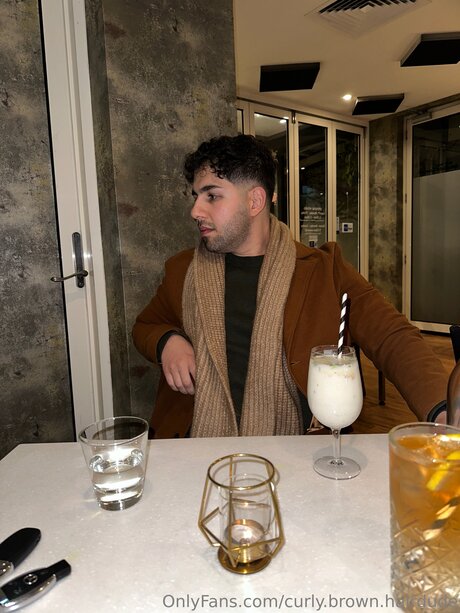Nacktes geleaktes OnlyFans-Foto von Curly Brown Hairdude