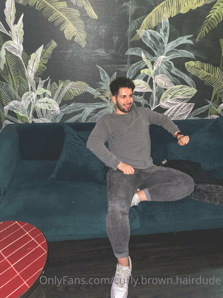 Nacktes geleaktes OnlyFans-Foto von Curly Brown Hairdude