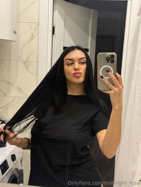 Nacktes geleaktes OnlyFans-Foto von Midnight Rosa