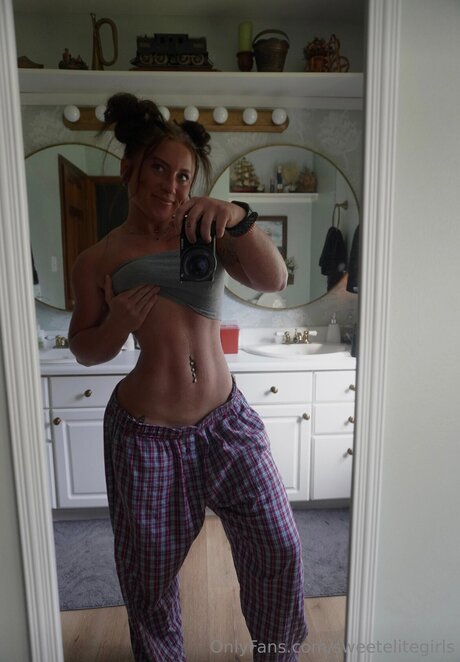Nacktes geleaktes OnlyFans-Foto von Sweetelitegirls