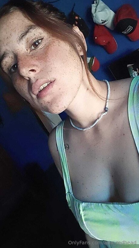 Nacktes geleaktes OnlyFans-Foto von Aria Redhead