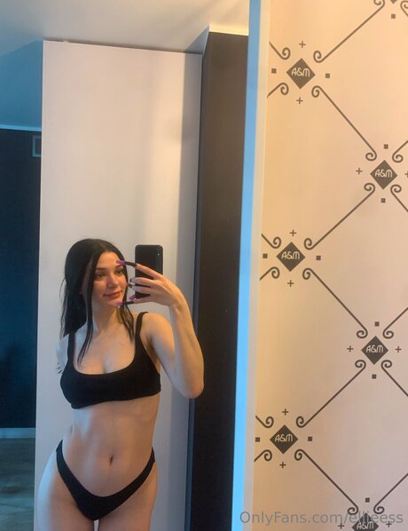 Ellieess
