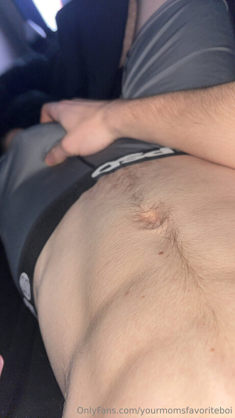 Nacktes geleaktes OnlyFans-Foto von Yourmomsfavoriteboi