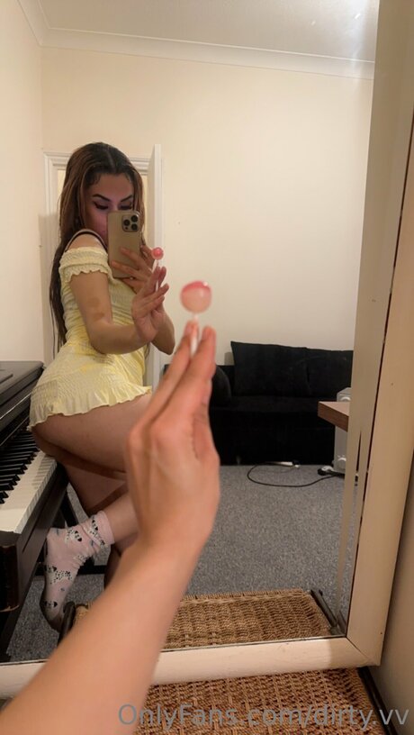 Nacktes geleaktes OnlyFans-Foto von Dirty Vv