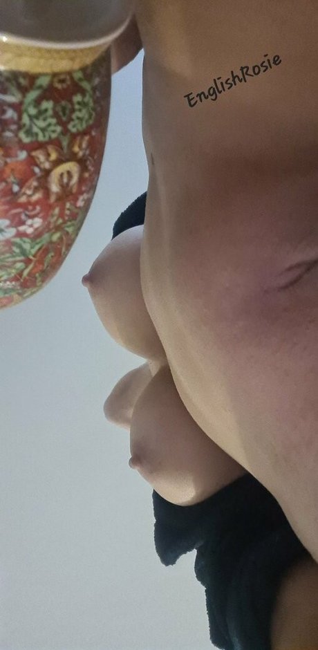 Nacktes geleaktes OnlyFans-Foto von English Rose