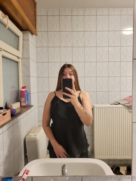 Nacktes geleaktes OnlyFans-Foto von Ashley Dwm
