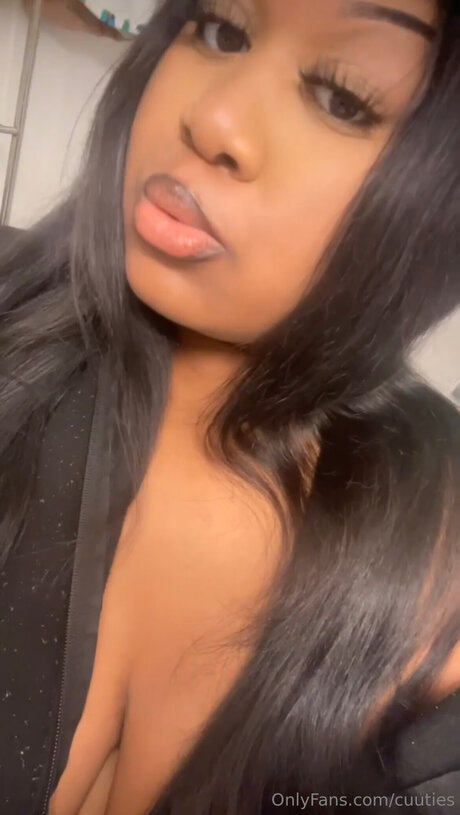 Nacktes geleaktes OnlyFans-Foto von Cuuties