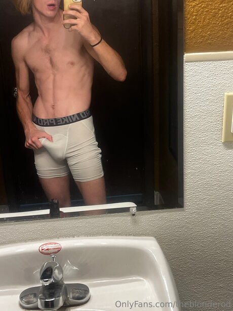 Nacktes geleaktes OnlyFans-Foto von Theblonderod
