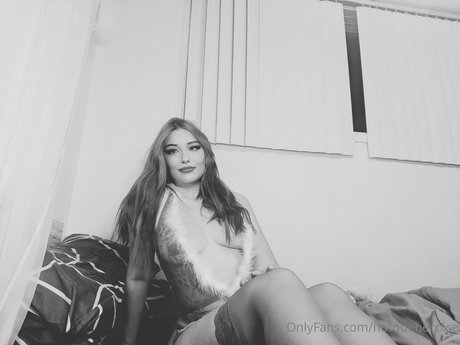 Nacktes geleaktes OnlyFans-Foto von Delphine