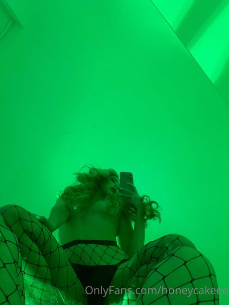 Nacktes geleaktes OnlyFans-Foto von Honey Cake