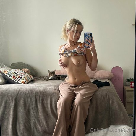 Nacktes geleaktes OnlyFans-Foto von Olivia Evi Plant