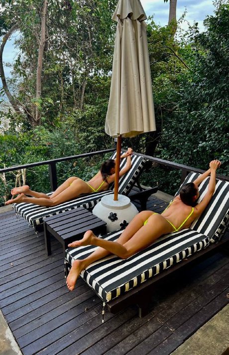 Nacktes geleaktes OnlyFans-Foto von Adelalinka Twins