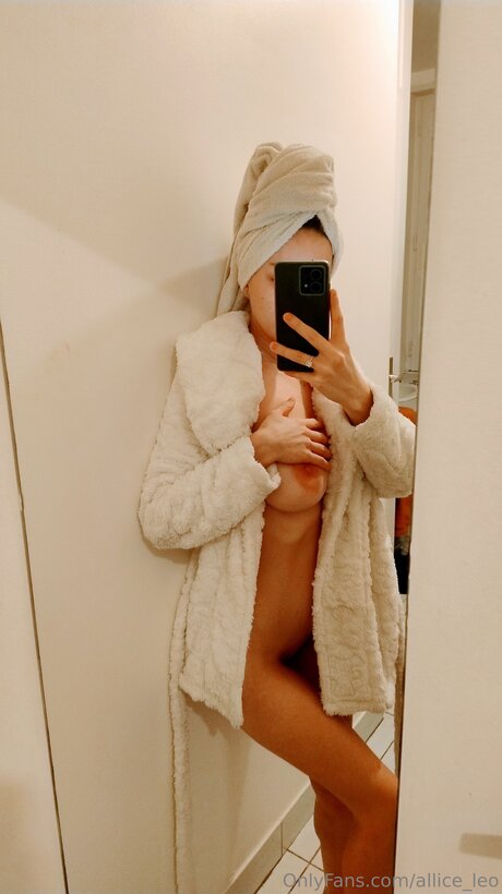 Nacktes geleaktes OnlyFans-Foto von Allice Leo
