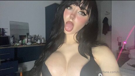 Nacktes geleaktes OnlyFans-Foto von Bunnyyspit
