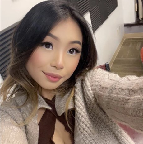 Nacktes geleaktes OnlyFans-Foto von Lizzie Vang