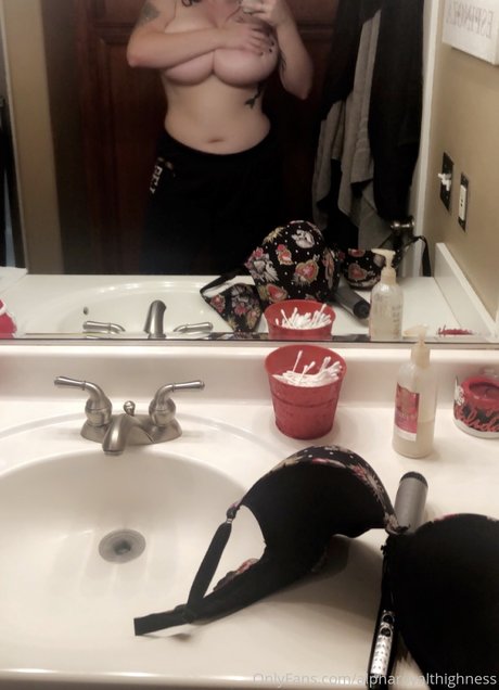 Nacktes geleaktes OnlyFans-Foto von Mojo