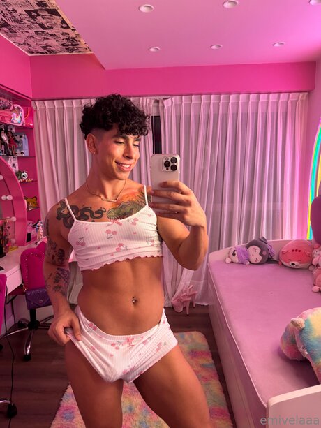 Nacktes geleaktes OnlyFans-Foto von Emivelaaa