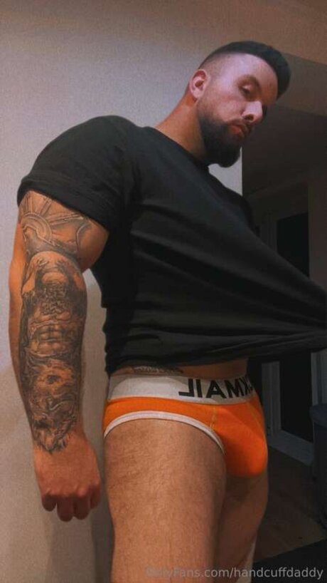 Nacktes geleaktes OnlyFans-Foto von Handcuffdaddy