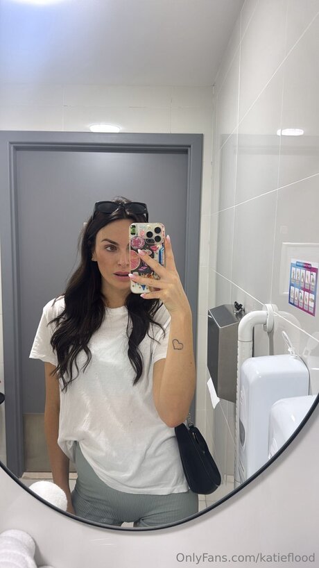 Nacktes geleaktes OnlyFans-Foto von Katieflood